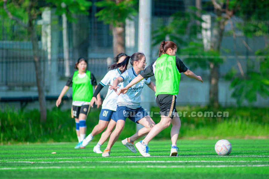 青训训练场上的标志盘与球门网局部特写，黄昏暖光斜照，画面无人物面部